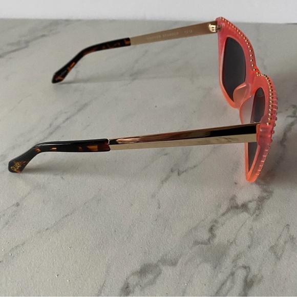 NWT Quay “Pink Harper Studded” EXTREMELY RARE Sunglasses - Picture 3 of 5